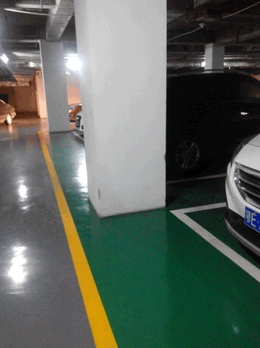 潔凈的停車場